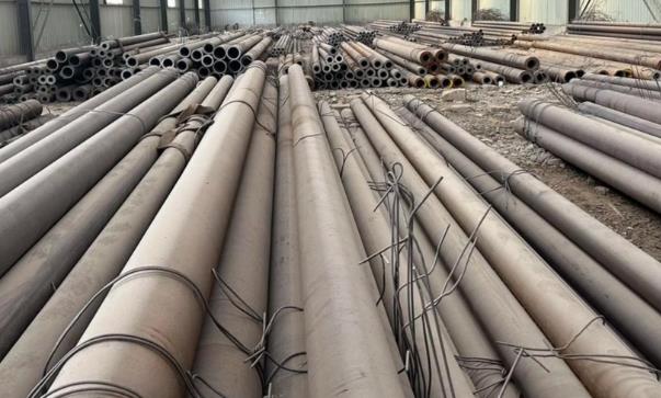 山東無縫鋼管廠分享無縫鋼管是由實(shí)心鋼坯加工成空心管